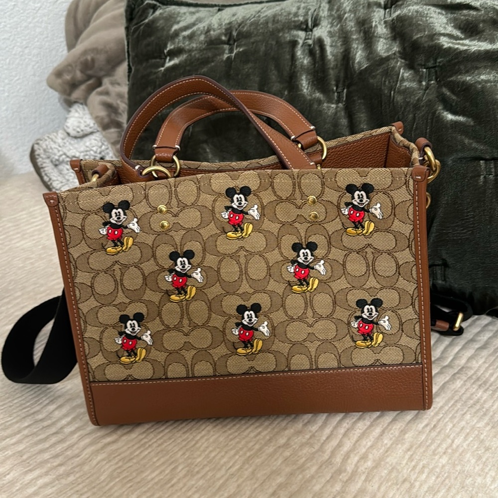 Coach tote used non smoking house